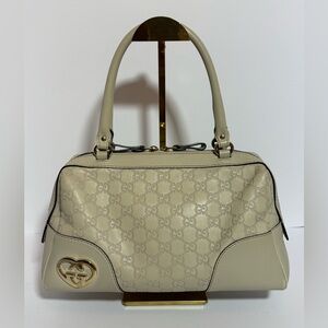 SOLD
Gucci Cream Shoulder Bag w/Logo Detail
